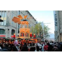 4976_0403 Menschengedränge auf dem Weihnachtsmarkt - beleuchtete Pyramide. | 